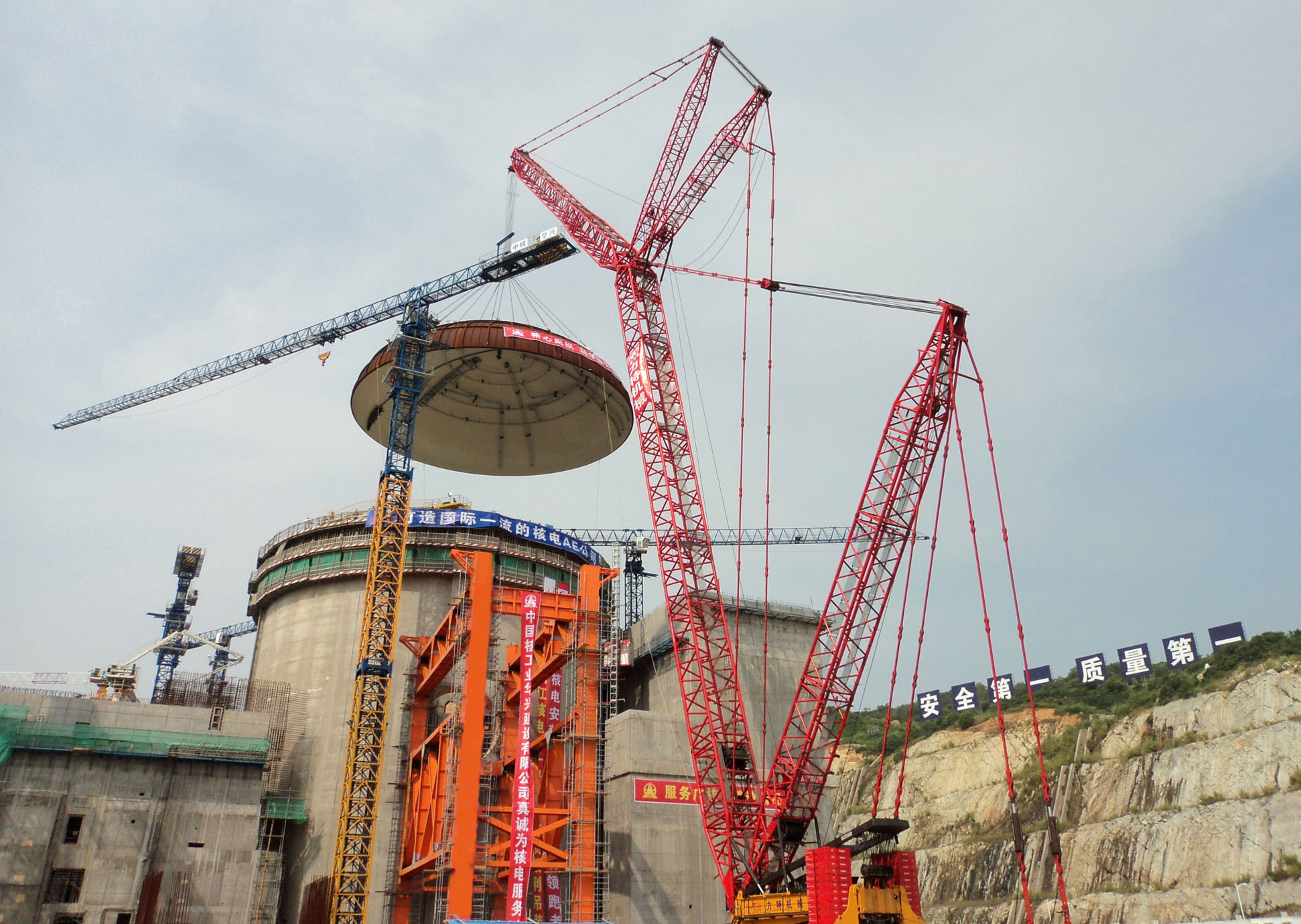 2010年8月30日上午,廣東陽江核電站1號機組穹頂順利吊裝成功