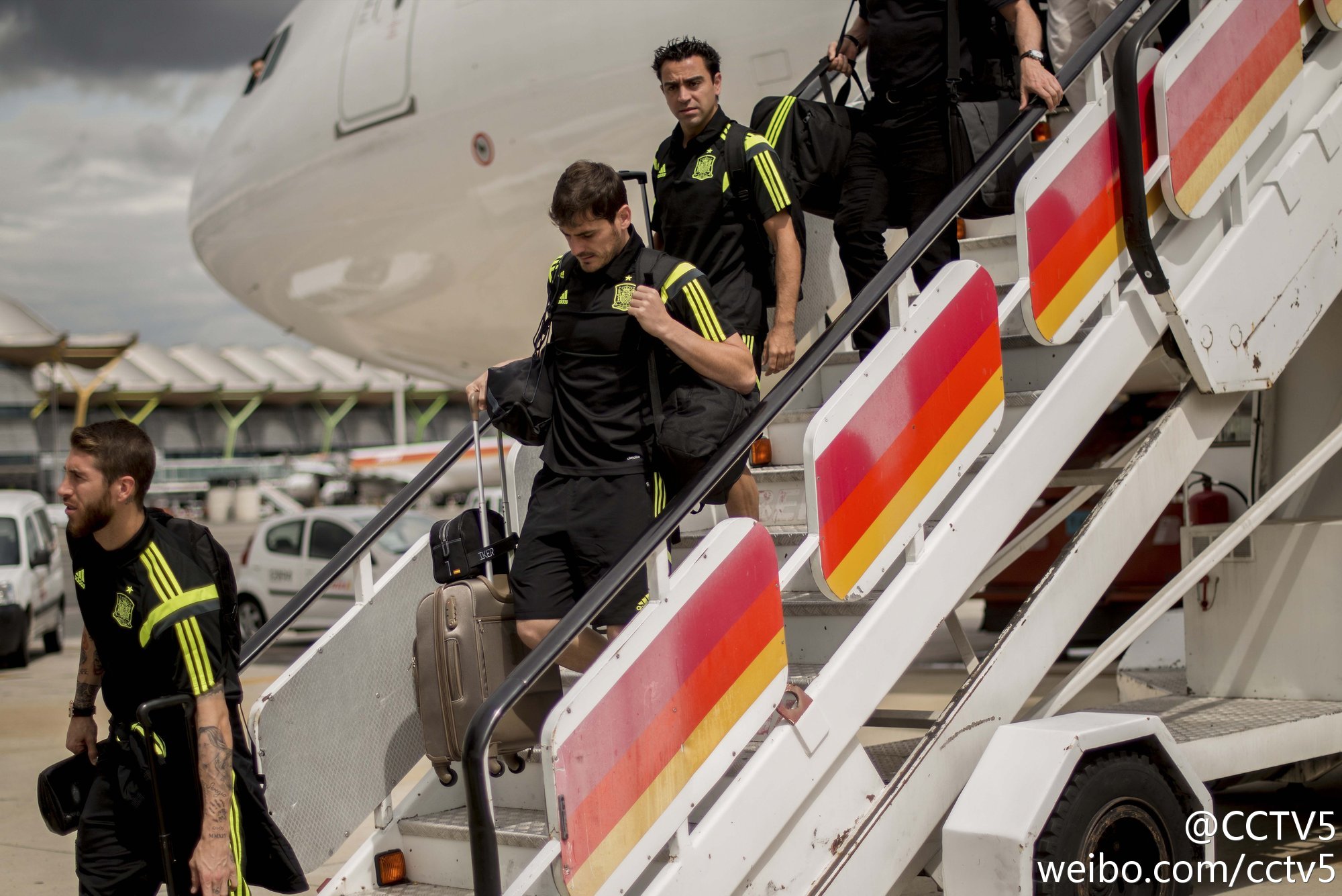 西班牙隊球員低調回國