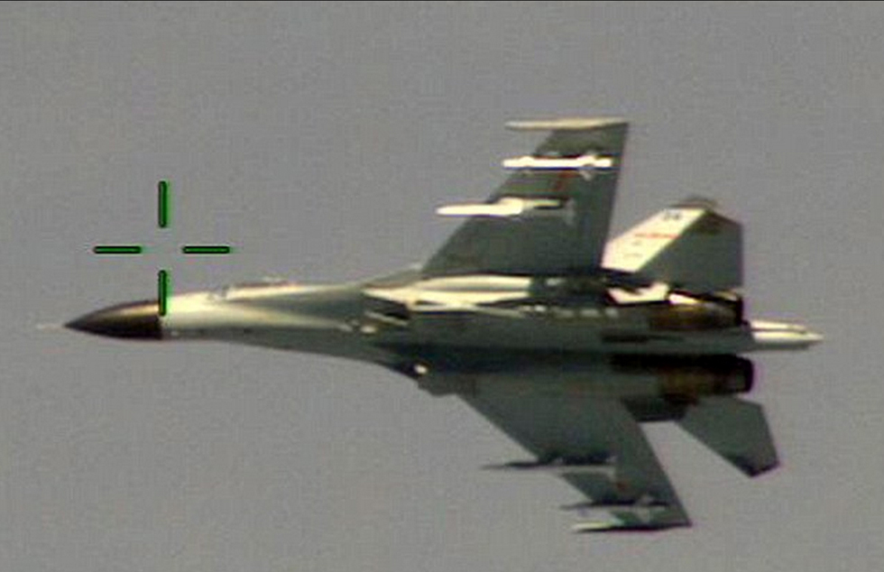 中美軍機在南海上空異常接近,中國殲11戰機上演“壯志凌雲”