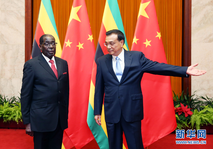 8月26日,國務院總理李克強在北京人民大會堂會見津巴布韋總統穆加貝。
