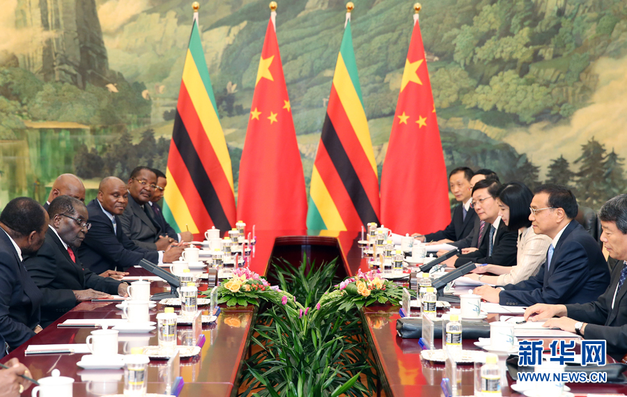 8月26日,國務院總理李克強在北京人民大會堂會見津巴布韋總統穆加貝。