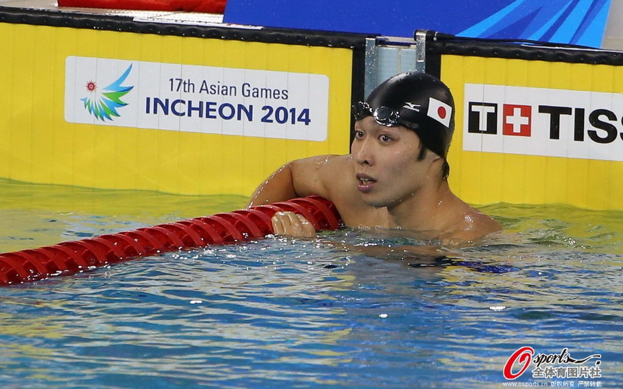 日本選手荻野公介在仁川亞運會男子200米自由泳決賽中戰勝孫楊、朴泰桓奪冠。