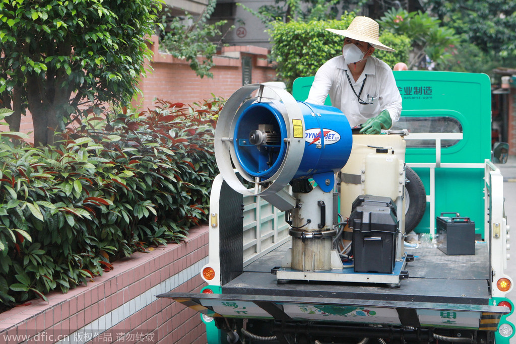 2014年8月15日,廣東省廣州市城管委(愛衞辦)組織全市開展全市性滅蚊統一行動,用車載式超低容量噴霧器和揹負式超低容量噴霧器配合滅蚊,防治登革熱。