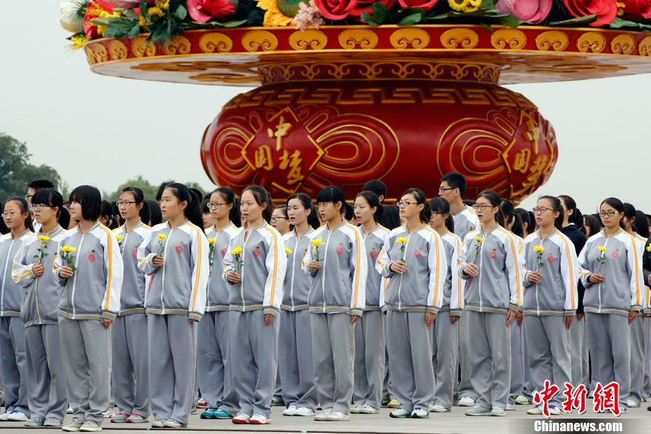 習近平等出席向人民英雄敬獻花籃儀式