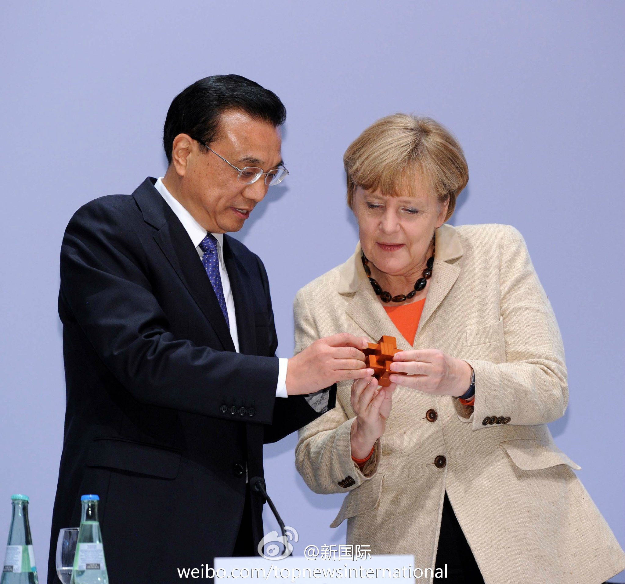 李克強總理將一精巧的魯班鎖現場送給默克爾