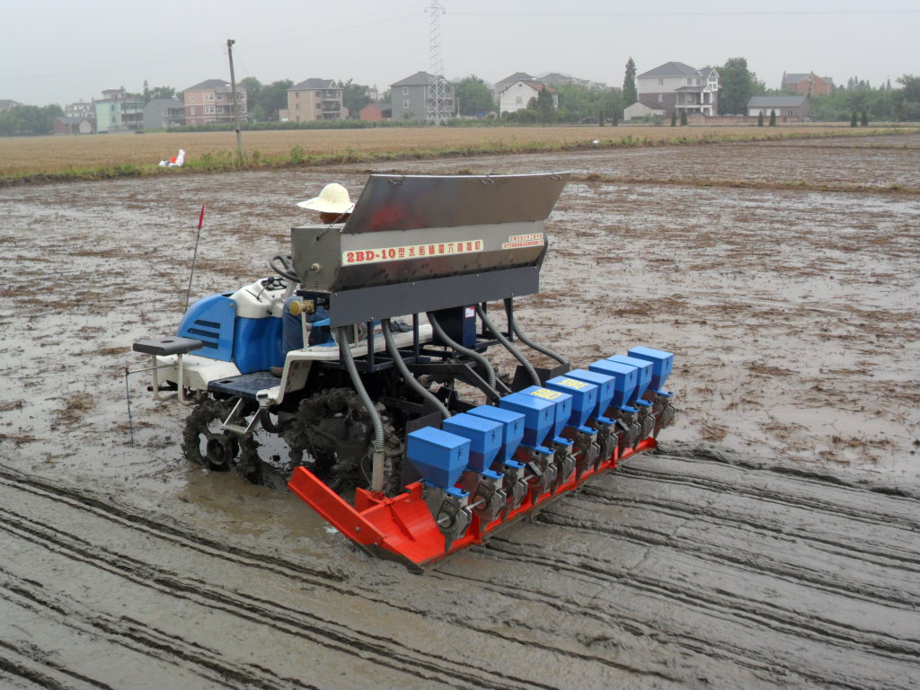 資料圖:水稻精量穴直播機由一名機手駕駛,田面開溝、起壟、施肥和播種同步進行