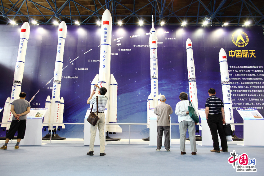 中國航天科技集團公司展區的長征系列運載火箭(資料圖)